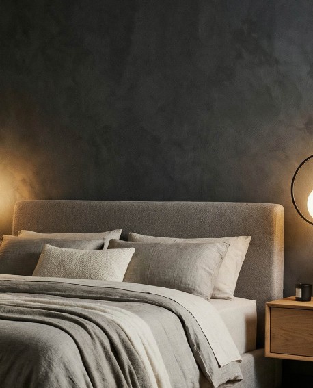  wisząca lampa nocna z kulistym kloszem przy łóżku nowoczesne oświetlenie sypialni marki Lampit model Vero 1A