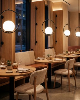  wisząca lampa z okrągłą ramą i mlecznym kloszem nad stoliki restauracji klimatyczne oświetlenie marki Lampit model Vero 1A