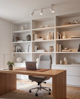 biała lampa sufitowa spot do biura elegancka oprawa z trzema regulowanymi reflektorami producent SPOT model NEO W3