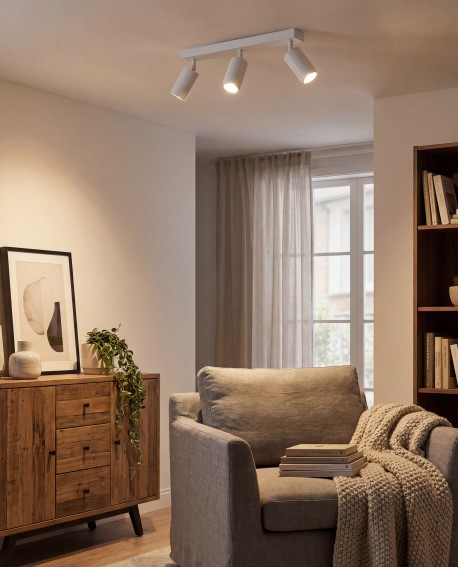 biała lampa sufitowa spot do salonu z trzema regulowanymi tubami minimalistyczna oprawa producent SPOT model NEO W3