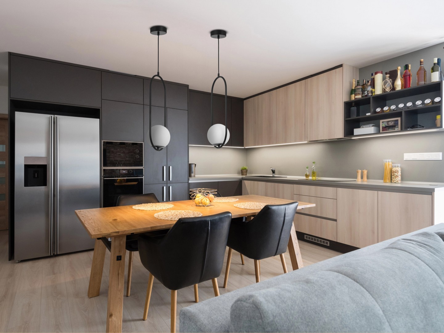 lampa wisząca nowoczesna czarna z podłużną ramką i białą kulą LED producent lampit model VERO 1B