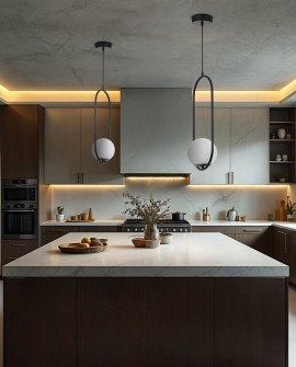 lampa wisząca czarna z podłużną ramką i białą kulą LED nad wyspę kuchenną producent lampit nowoczesny model VERO 1B