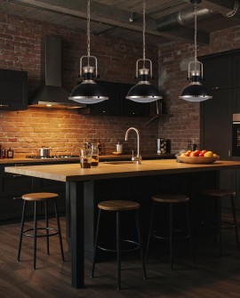 Trzy industrialne lampy wiszące Batory W1 w czarnym kolorze z mosiężnymi detalami, zawieszone nad drewnianą wyspą kuchenną