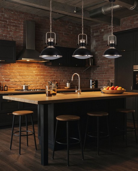 Trzy industrialne lampy wiszące Batory W1 w czarnym kolorze z mosiężnymi detalami, zawieszone nad drewnianą wyspą kuchenną