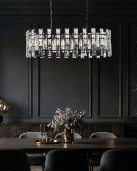 Czarny żyrandol kryształowy Fiorina D70 w nowoczesnej jadalni z ciemnymi ścianami, złotymi detalami i minimalistycznym wystrojem