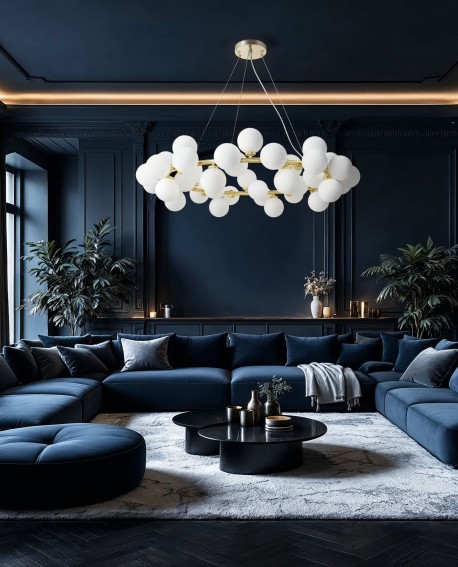 Nowoczesna lampa wisząca Marsiada 40 z złotymi detalami i białymi kulami, zawieszona nad granatową sofą w eleganckim salonie