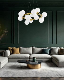 Nowoczesna lampa wisząca Marsiada 15 z mosiężnym wykończeniem i białymi kulami, oferująca eleganckie oświetlenie do wnętrz