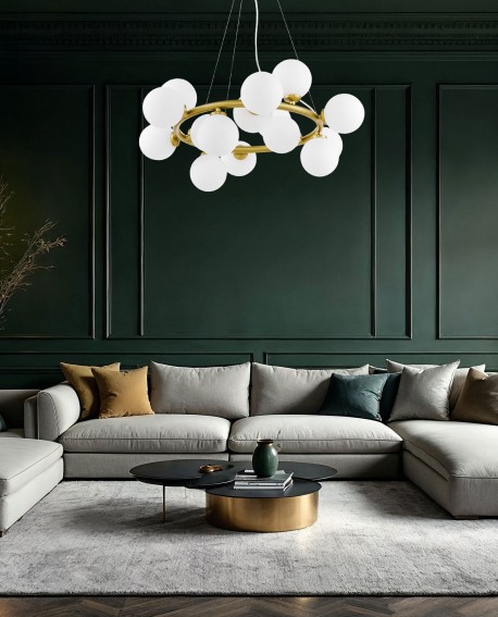 Nowoczesna lampa wisząca Marsiada 15 z mosiężnym wykończeniem i białymi kulami, oferująca eleganckie oświetlenie do wnętrz