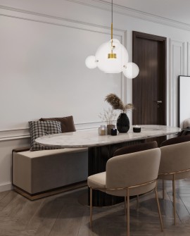 Nowoczesna lampa wisząca NERONI W4 z mosiężnymi detalami i białymi kulami, zawieszona nad marmurowym stołem w eleganckim jadalny