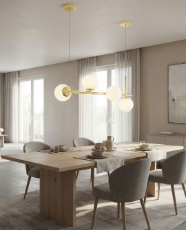  Złota lampa wisząca z czterema szklanymi kulami na poziomym ramieniu – nowoczesne oświetlenie do jadalni i salonu