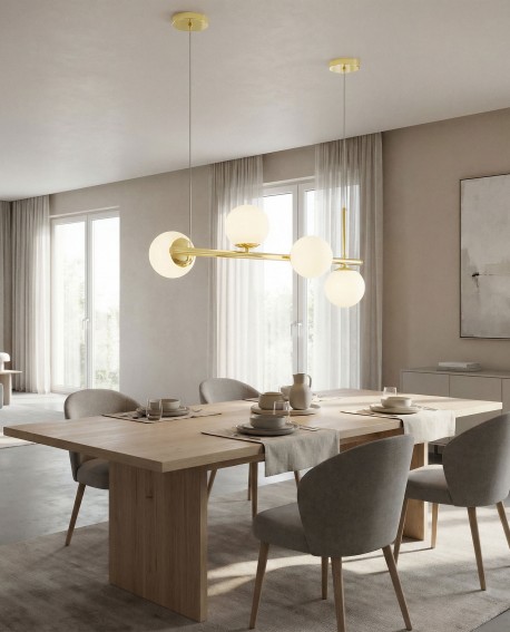  Złota lampa wisząca z czterema szklanymi kulami na poziomym ramieniu – nowoczesne oświetlenie do jadalni i salonu