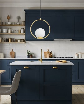  wisząca lampa z okrągłą złotą ramą i mlecznym kloszem nad wyspę kuchenną eleganckie oświetlenie Lampit model Vero 1A