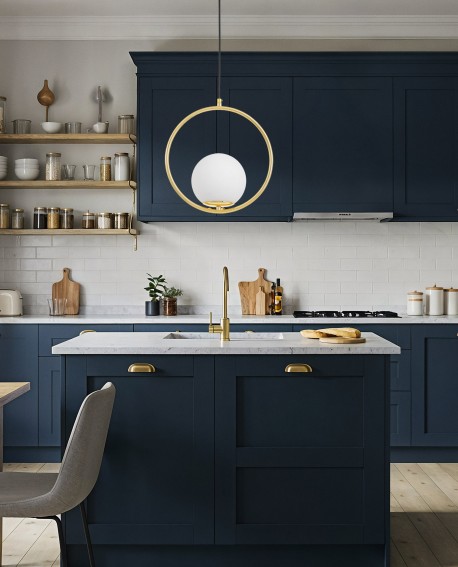  wisząca lampa z okrągłą złotą ramą i mlecznym kloszem nad wyspę kuchenną eleganckie oświetlenie Lampit model Vero 1A