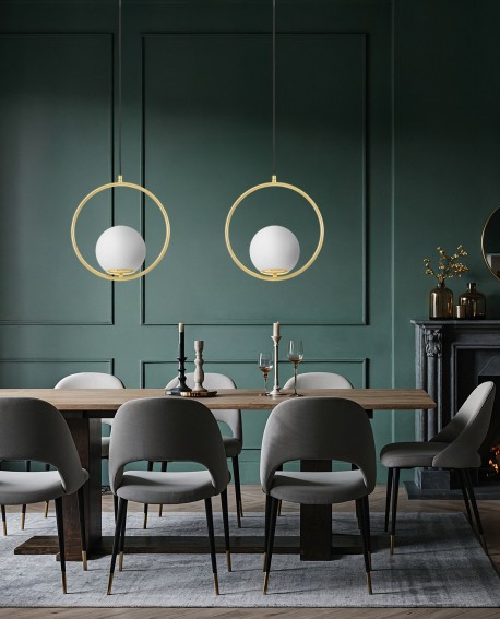  wisząca lampa z okrągłą złotą ramą i mlecznym kloszem nad stół jadalniany eleganckie oświetlenie marki Lampit model Vero 1A
