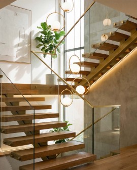  wisząca lampa z okrągłą złotą ramą i mlecznym kloszem na klatkę schodową eleganckie oświetlenie wnętrza marki Lampit model Vero