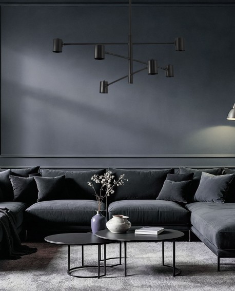 nowoczesny czarny żyrandol sufitowy z minimalistycznymi kloszami do przestronnego salonu o eleganckim wykończeniu