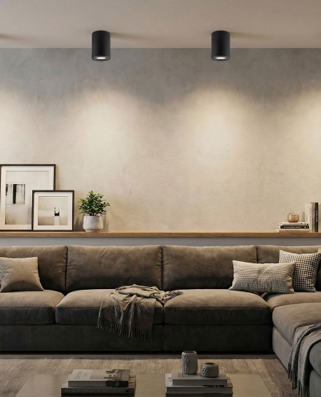 Elegancka czarna lampa sufitowa z regulowanym kątem świecenia – nowoczesny design do każdego wnętrza.