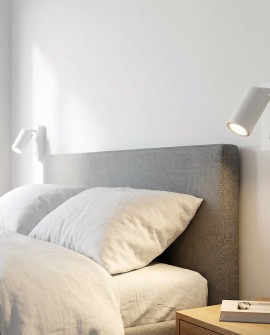 nowoczesny kinkiet ścienny biały Neo Pro od Lampit idealny do sypialni z regulowanym światłem