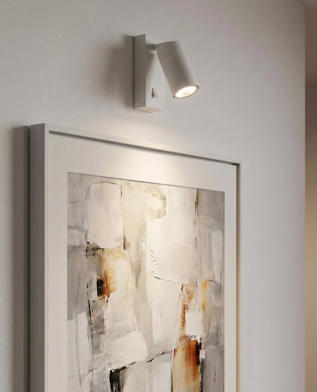 biały kinkiet ścienny Neo Pro od Lampit doskonała lampa do oświetlenia lustra w eleganckim wnętrzu