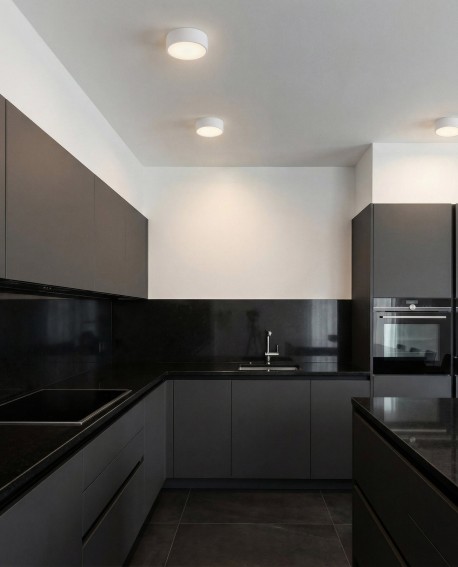 nowoczesny plafon sufitowy biały Orbo D23 od Lampit idealny do kuchni z minimalistycznym designem