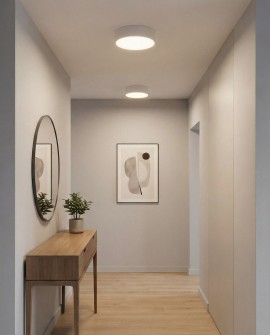 plafon biały sufitowy w nowoczesnej i prostej formie idealnie pasujący do pomieszczeń przejściowych w stylu minimalistycznym