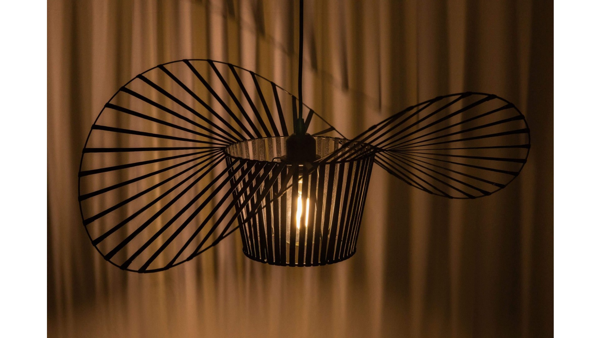 Wyrazista forma czarnej lampy SOMBRERO D60 z abażurem w kształcie kapelusza