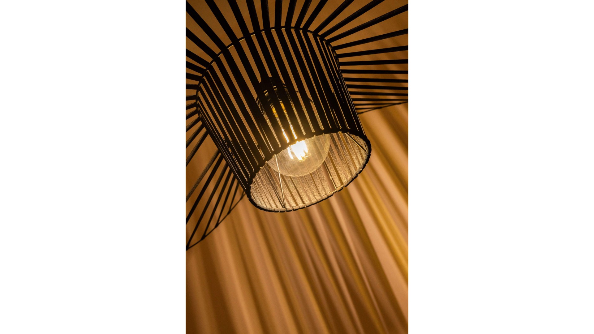 Zbliżenie na osłonę żarówki w nowoczesnej lampie wiszącej SOMBRERO D60 do jadalni