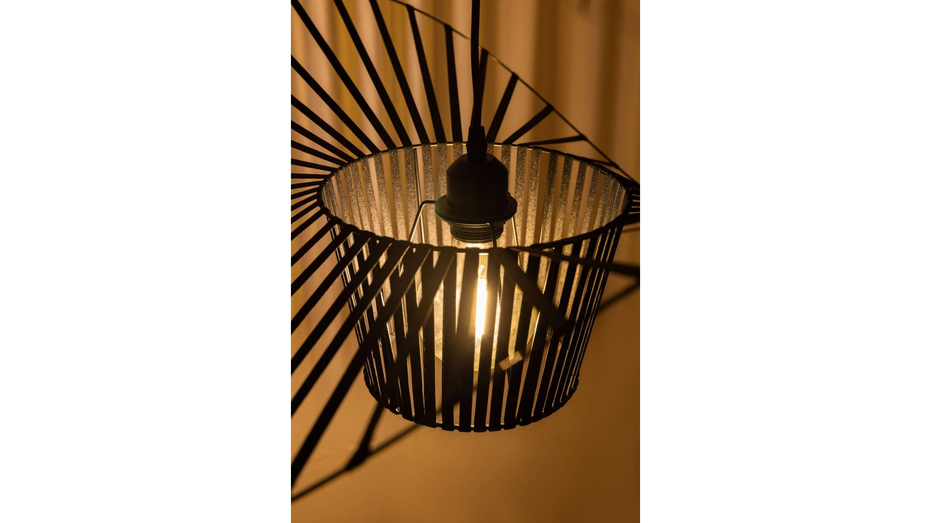 Ażurowa konstrukcja klosza lampy SOMBRERO D60 o nowoczesnym designie firmy Lampit