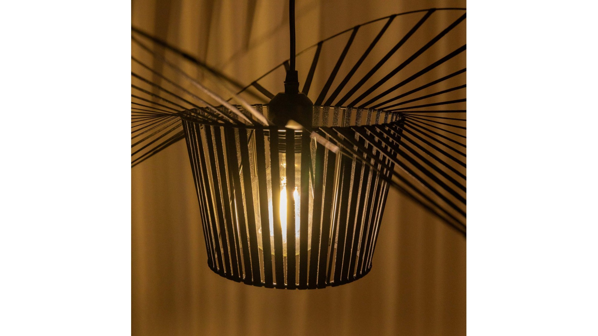 Czarna lampa SOMBRERO D80 z ażurowym abażurem podświetlona żarówką od środka