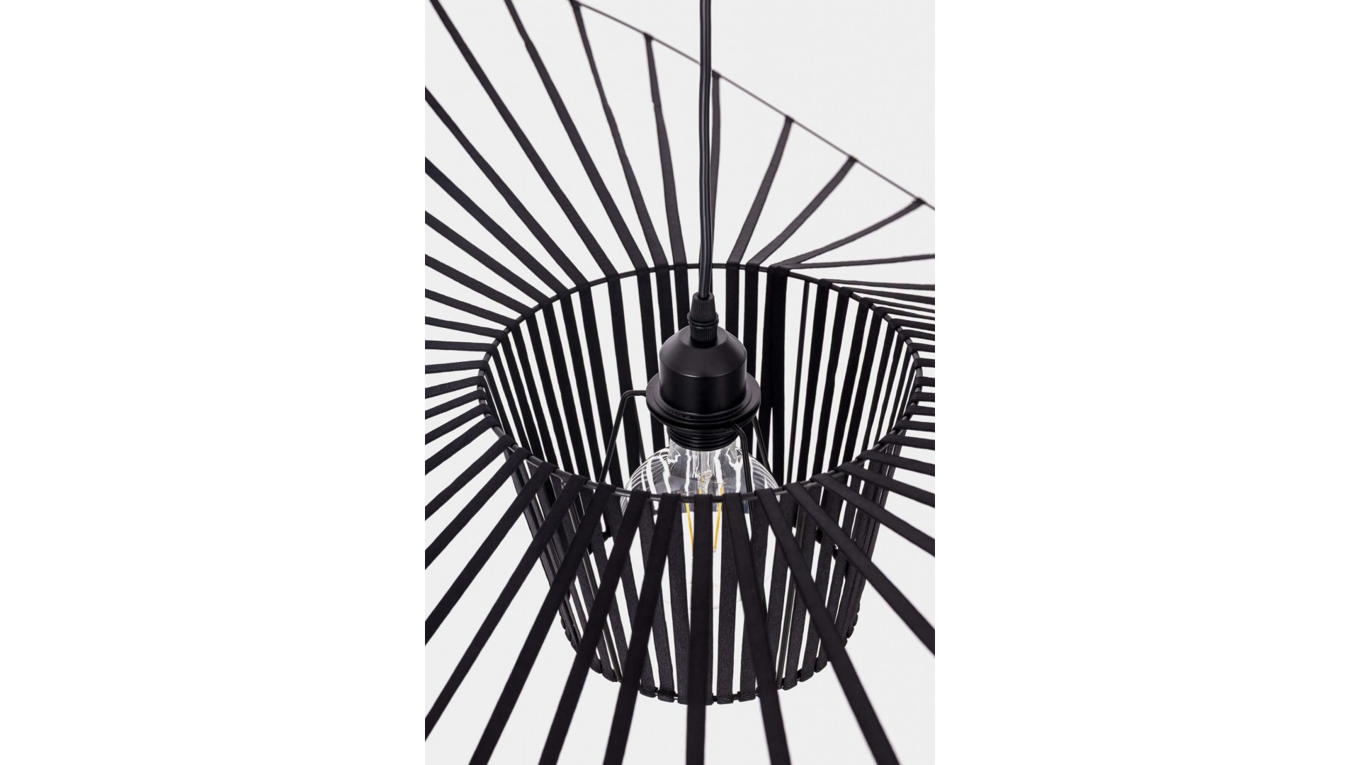 Detail czarnego ażurowego klosza lampy wiszącej SOMBRERO D100 marki Lampit z żarówką
