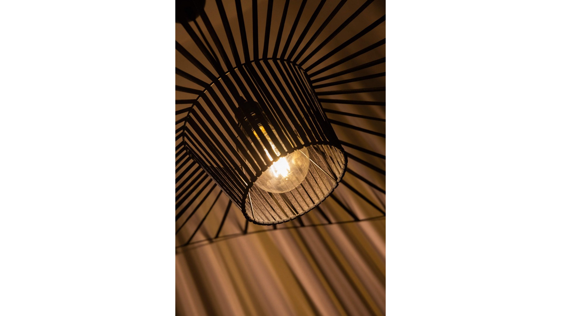 Kątowy widok na ażurowy klosz lampy wiszącej SOMBRERO D100 w kolorze czarnym