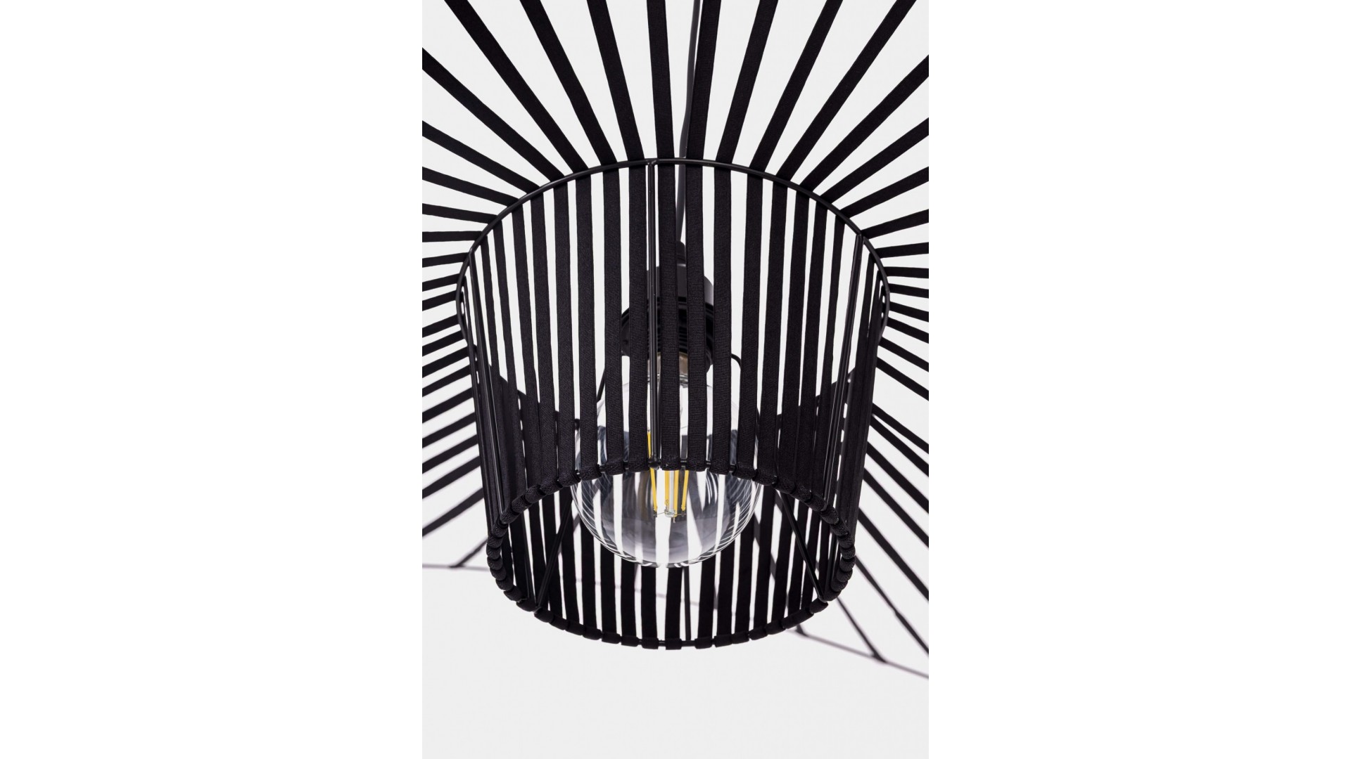 Zbliżenie na ażurowy klosz z tkaniny i metalu lampy wiszącej SOMBRERO D100