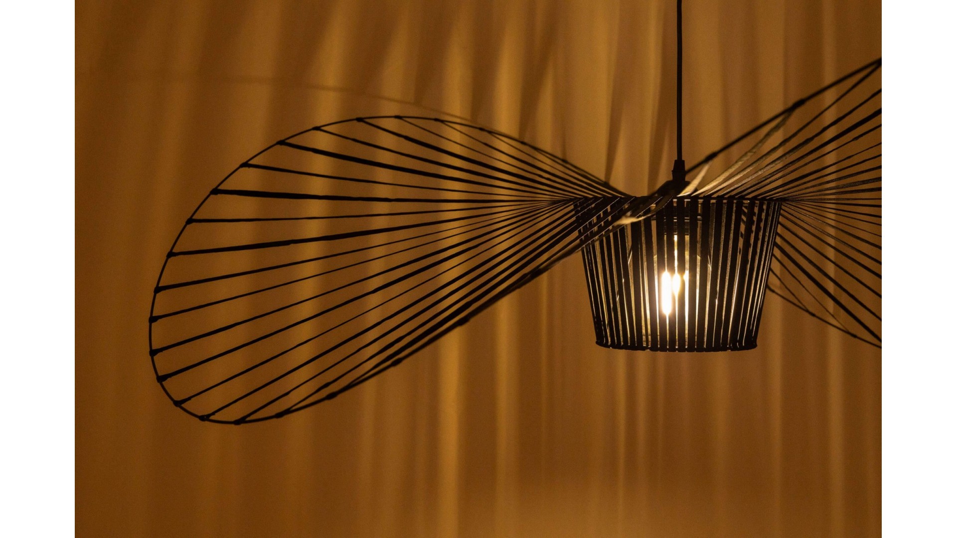 Czarna lampa wisząca SOMBRERO D120 z zapaloną żarówką wieczorem