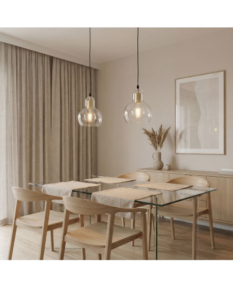 złota lampa wisząca nad stołem w jadalni dekoracyjne oświetlenie z kulistym kloszem MORO 1A marka Lampit do domu