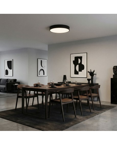 nowoczesny plafon czarny nad dużym stołem w jadalni minimalistyczna lampa sufitowa ORBO D50 stylowe światło od Lampit