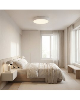 biały plafon sufitowy w jasnej sypialni nad łóżkiem okrągła lampa sufitowa ORBO D50 subtelne oświetlenie wnętrza Lampit
