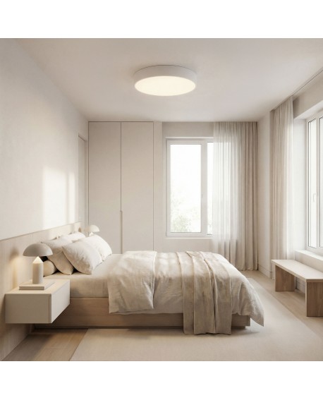 biały plafon sufitowy w jasnej sypialni nad łóżkiem okrągła lampa sufitowa ORBO D50 subtelne oświetlenie wnętrza Lampit