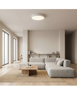 biała lampa sufitowa plafon w przestronnym salonie przy dużych oknach nowoczesne oświetlenie ORBO D50 projekt Lampit