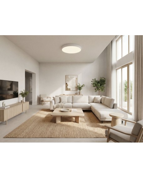 duża lampa sufitowa plafon w białej obudowie w jasnym salonie z dużymi oknami marka Lampit seria Orbo D60 minimalistyczne światł