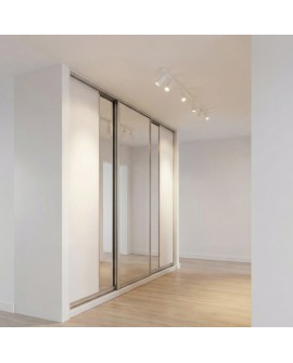 biały spot na listwie z sześcioma reflektorami w pustym jasnym korytarzu marka Lampit seria Neo W6 lampa sufitowa