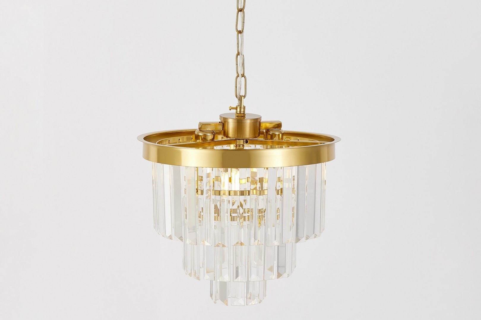 Złoty żyrandol CAPRIA Lumina Deco z kryształami w pełnej ekspozycji styl glamour