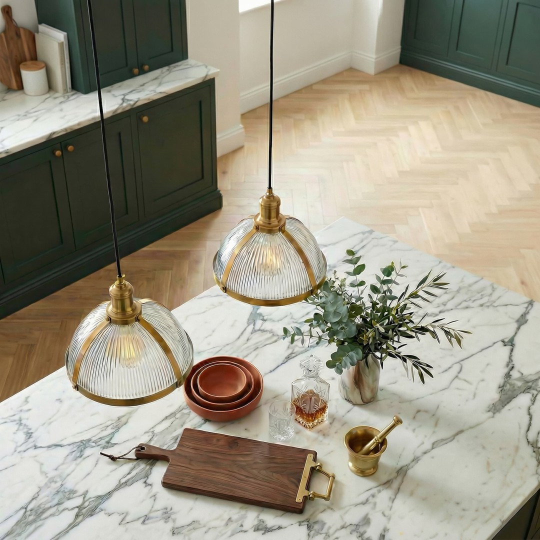 Kuchnia z lampą wiszącą Loft Brico Lumina Deco nad marmurowym blatem