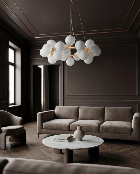 lampa wisząca Marsiada 25 Lumina Deco z dwudziestoma pięcioma białymi kulami na złotej konstrukcji eleganckie oświetlenie