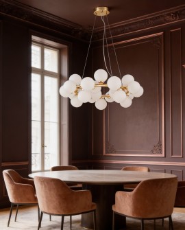 lampa wisząca Marsiada 25 Lumina Deco z dwudziestoma pięcioma białymi kulami na złotej konstrukcji eleganckie oświetlenie