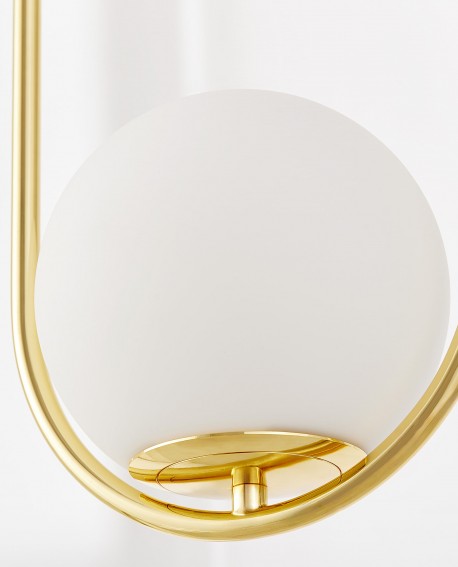 Detal klosza szklanego w nowoczesnej lampie wiszącej 