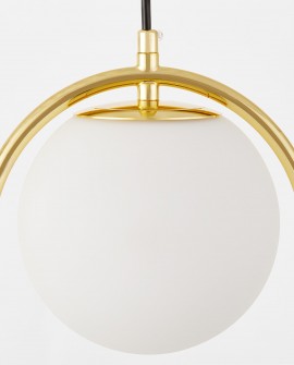 Klosz z mlecznego szkła oraz złote wykończenie lampy sufitowej 