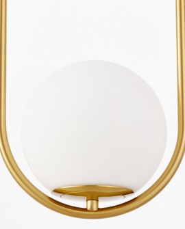 Zbliżenie na okrągły biały klosz i szczotkowane złoto w nowoczesnej lampie