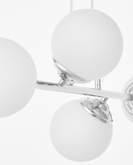 Fragment lampy wiszącej z okrągłymi kloszami ze szkła i chromowanymi uchwytami