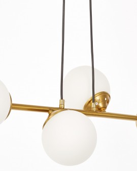 Złota metalowa konstrukcja nowoczesnej lampy sufitowej z białymi kloszami