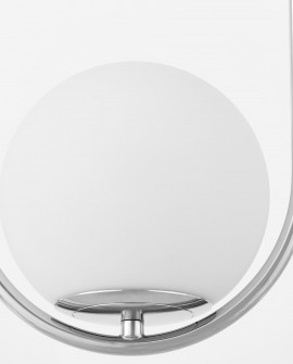 Zbliżenie na biały szklany klosz lampy wiszącej z chromowanym detalem